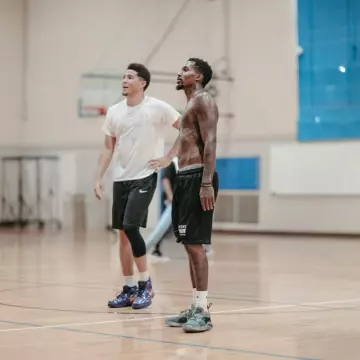 Les Sneakers Nike Kobe 1 Protro Tv Pe 14 "devin Booker Pe" portées par Devin Booker sur le compte Instagram @brkicks