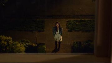 La robe blanche a imprimés Free People d'Hannah Baker (Katherine Langford) dans 13 Reasons Why S02E01