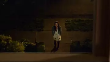 La robe blanche a imprimés Free People d'Hannah Baker (Katherine Langford) dans 13 Reasons Why S02E01