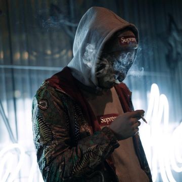 La sudadera con capucha gris Supreme de Mux Jasper en su instagram