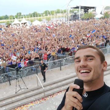 The T-Shirt Louis Vuitton black with logo in the collar/neck of Antoine Griezmann in Macon and in the photo on his account Instagram