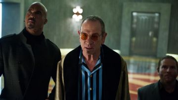The round sunglasses orange of Max Adams (Tommy Lee Jones) in Mechanic : Resurrection