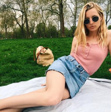 Sunglasses Ray-Ban worn by Ilona Smet on his account Instagram