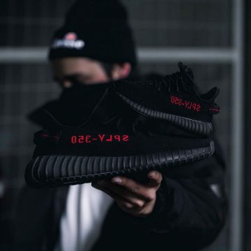 Las zapatillas negras Adidas Yeezy Boost 350 V2 Black Red que lleva el influencer Mux Jasper en su instagram
