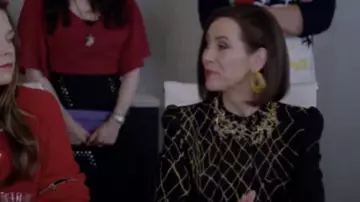 Le top noir peplum avec détails dorés de Diana Trout (Miriam Shor) dans Younger S05E07