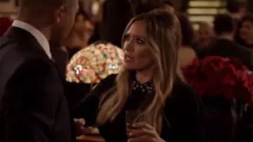 La robe noire avec col chemise de Kel­sey Pe­ters (Hi­lary Duff) dans Younger S05E07