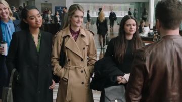 Le trench coat Burberry de Sutton Brady (Meghann Fahy) dans The Bold Type S02E07