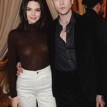Le pantalon blanc de Kendall Jenner vus sur l'instagram de Gabriel Kane
