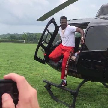 Sneakers Nike Air Presto "Off White" worn by Antonio Brown on an Instagram account @brkicks