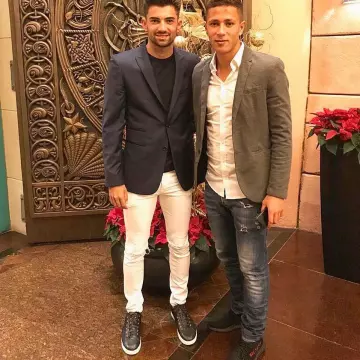 The pair of the Adidas Yeezy Boost 350 V2 on the account Instagram of Enzo Zidane