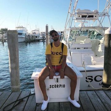 Camiseta de Gucci con el logotipo amarillo del bebé usada por Chandler Parsons en la cuenta de instagram @leaguefits