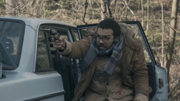 Las gafas de Luke Bankole (O. T. Fagbenle) en El cuento de la criada: la escarlata destetado S01E07
