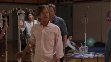 La chemise rose portée par Franck Gallagher (William H. Macy) dans Shameless S09E01