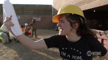 Le casque jaune de chantier porté par Debbie Gallagher (Emma Kenney) dans le trailer de la saison 9 de Shameless