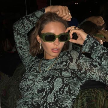 Gafas verdes con monturas rectangulares vistas en la cuenta de Instagram de Iris Law