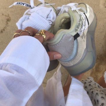 El par de Nike Off-White en la cuenta de instagram de Iris Law