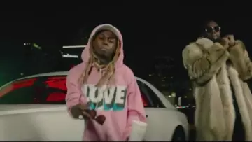 La casquette blanche "Ope­ning Ce­re­mony" de Lil Wayne dans le video clip Corazon (feat. Maitre Gims & French Montana)