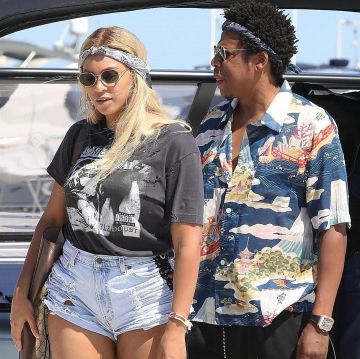 Denim mini short worn by Beyoncé in Nice in France