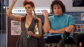 L'uniforme d'écolière à carreaux de Rhonda Richardson aka Brittanica (Kate Nash) dans Glow S02E01