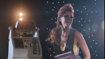 El crop top amarillo de Rhonda Richardson aka Brittanica (Kate Nash) en Glow