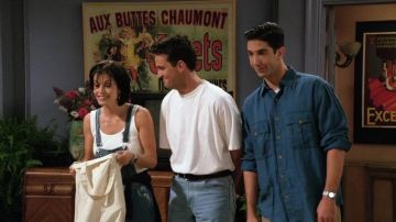 The table To the Buttes Chaumont apartment of Monica Geller (Courteney Cox) in Friends S02E05