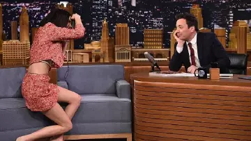Le tailleur jupe veste courte rose corail Chanel de Kendall Jenner dans The Tonight Show Starring Jimmy Fallon