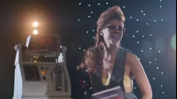 The yellow crop top worn by Rhonda Richardson aka Brittanica (Kate Nash) in Glow