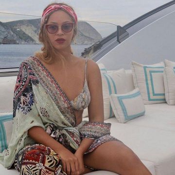 La larga capa de Beyoncé en su yate en St-Tropez