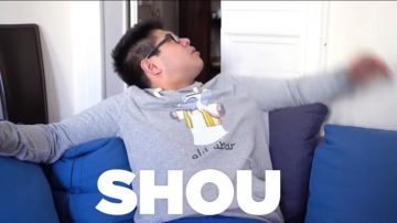 Le Pull gris Alibabar de Kevin Tran (le Rire Jaune) avec Sananas dans sa video youtube "3ans plus tard ft Le Rire Jaune : En couple ? Toute la vérité"