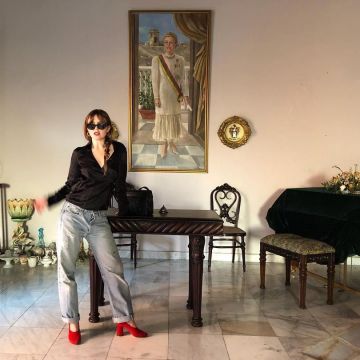 Sunglasses black worn by Lorraine Nicholson on his account Instagram