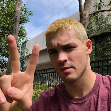 The pink t-shirt worn by Steven R. Mcqueen on his account Instagram