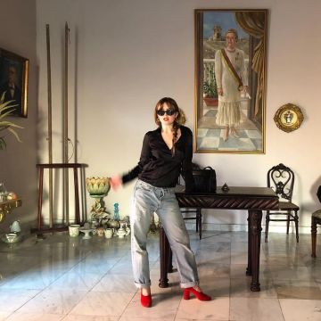 Les talons ballerines rouges portés par Lorraine Nicholson sur son compte Instagram