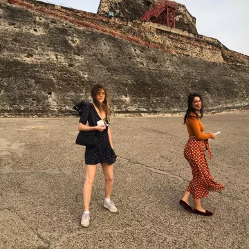 The glasses aviator glasses yellow worn by Lorraine Nichloson on his account Instagram