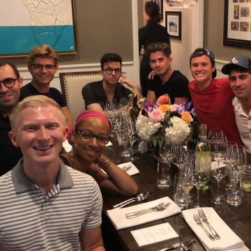 Glasses with a foot lord a meal on the account Instagram of Steven R. Mcqueen