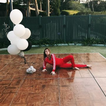 La veste de survêtement Adidas Originals rouge de Lorraine Nicholson sur son compte Instagram