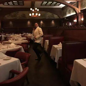 The shirt man-white on the account Instagram of Lorraine Nichloson