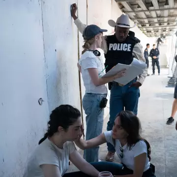 The vest of police on the account Instagram of Lorraine Nicholson