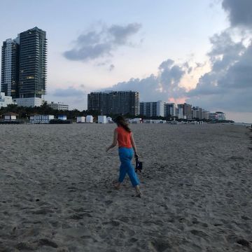 Le jean bleu porté par Lorraine Nicholson sur son compte Instagram