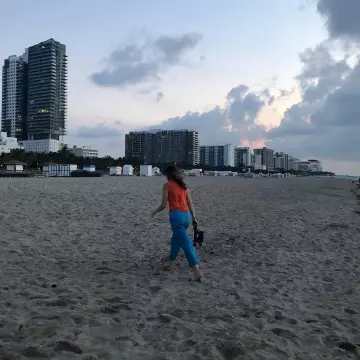 The blue jeans worn by Lorraine Nicholson on his account Instagram