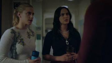 The gray sweater with embroidered flowers Rebecca Taylor worn by Betty Cooper (Lili Reinhart) in Riverdale S02E07