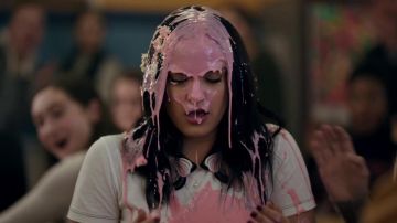 Le t-shirt blanc avec col Claudine brodé Miu Miu portée par Veronica Lodge (Camila Mendes) dans Riverdale S02E16