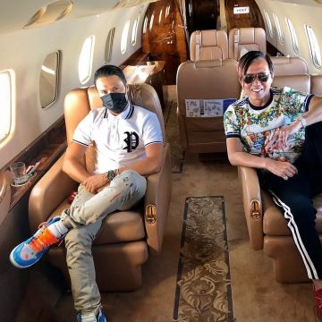 Las zapatillas Jordan 1 Retro High Off White University Blue usadas por el artista Alec Monopoly en su cuenta de instagram