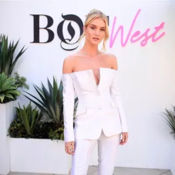 La veste GABRIELA HEARST Dorothea off-the-shoulder silk and wool-blend blazer de Rosie Huntington-Whiteley