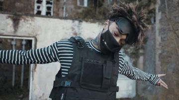 The black mask with zip Scarlxrd in his clip Bands