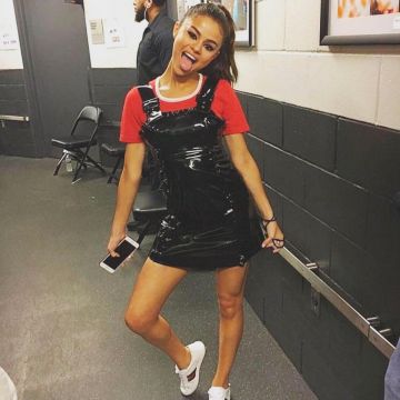 La robe noire en PVC AlexaChung portée par Selena Gomez lors d'un concert