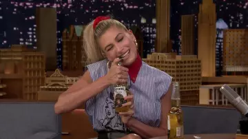 La chemise rayée sans manche col rouge Prada de Hailey Baldwin dans The Tonight Show Starring Jimmy Fallon