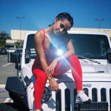 Sneakers Nike Air Max Tavas worn by Becky G on his account Instagram