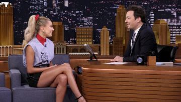 The print shorts Parda, Hailey Balwin in The Tonight Show Starring Jimmy Fallon