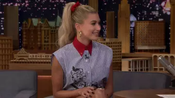 Les boucles d'oreilles de Hailey Baldwin dans The Tonight Show Starring Jimmy Fallon
