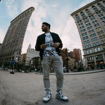 Las zapatillas Air Jordan 4 Retro Og "White Cement 2016 Release" usadas por Jonas Blue en su cuenta de Instagram